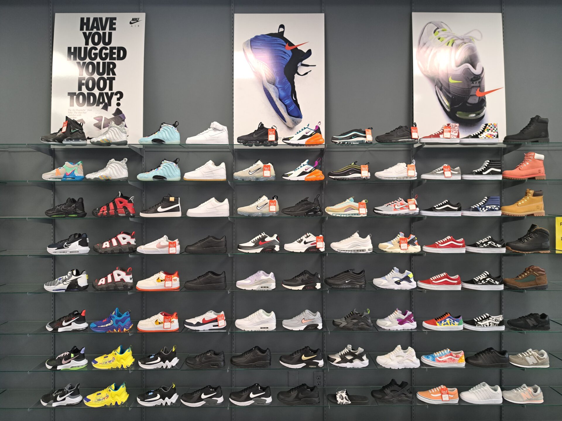 Sneakers 4 Legends sneakers are always a good choice for a fashionably casual look.
